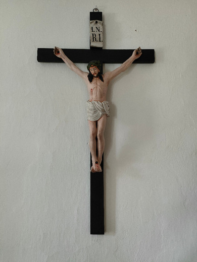 Dřevěný kříž s polychromovanou dřevěnou soškou Ježíše Krista