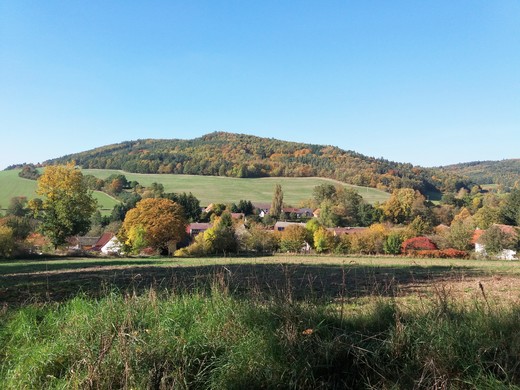 Kaničky na podzim od jihu z Vršku, v pozadí vrch Radlice
